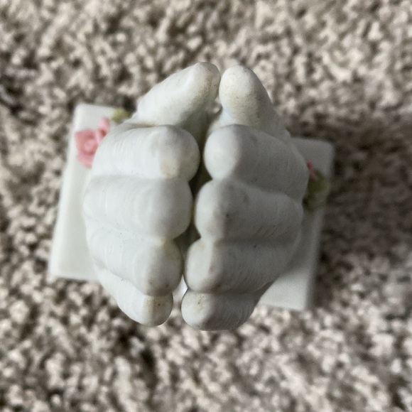 Vintage prayer hands over book and roses figurine - Picture 12 of 14